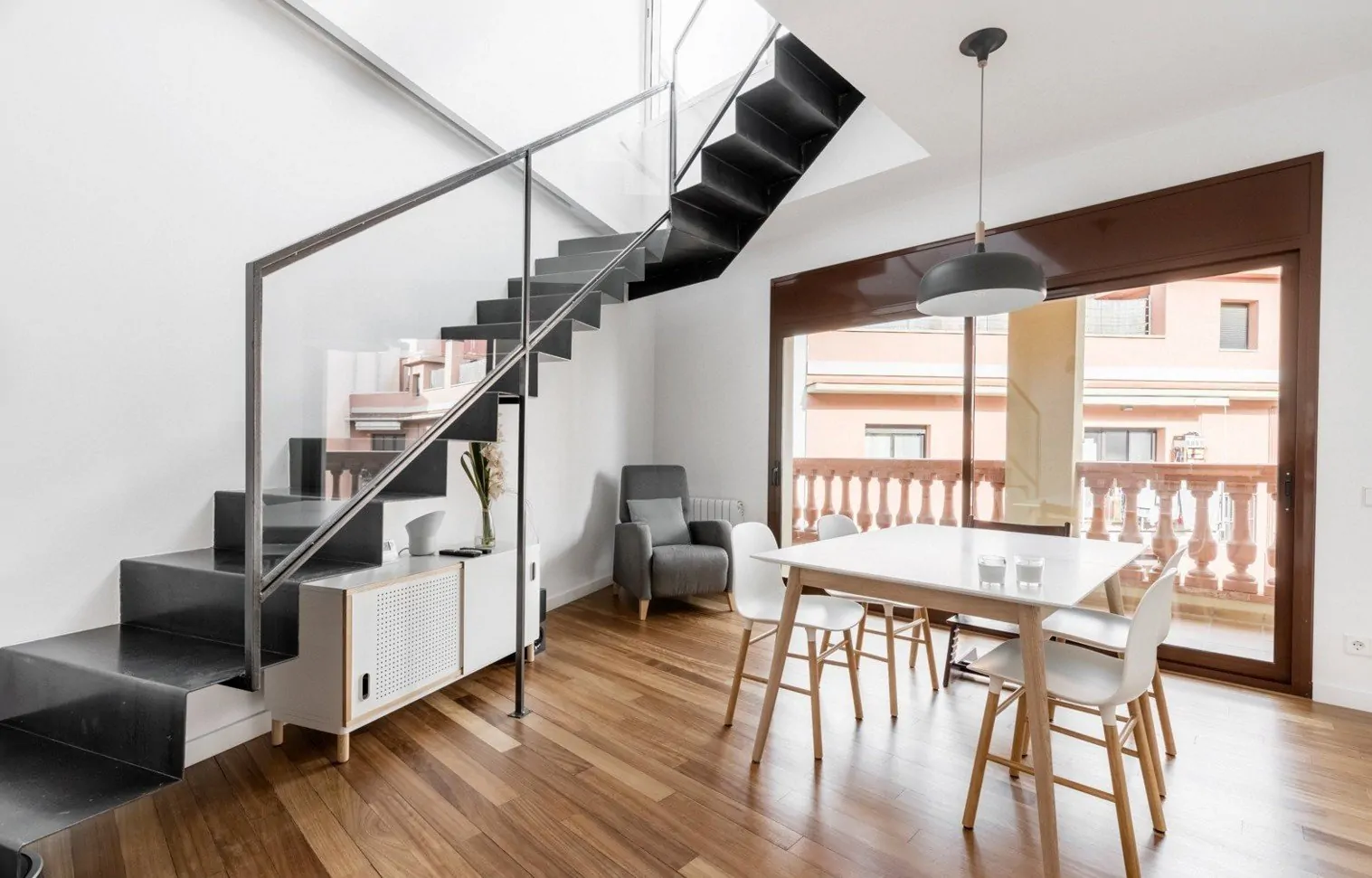 Salón con escalera