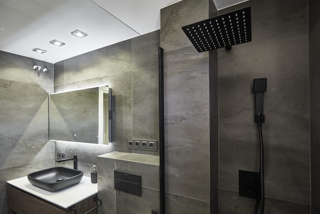 Baño Moderno con Spa. Reformas Integrales en Barcelona Selarom