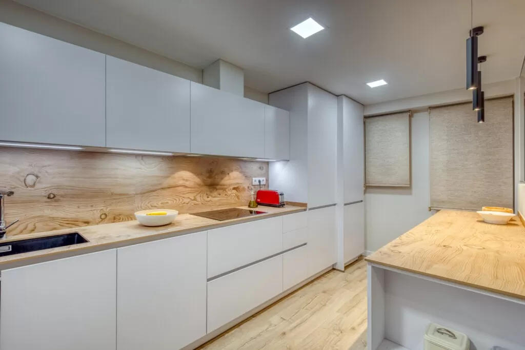 Cocina blanca combinada con madera | Reformas Selarom