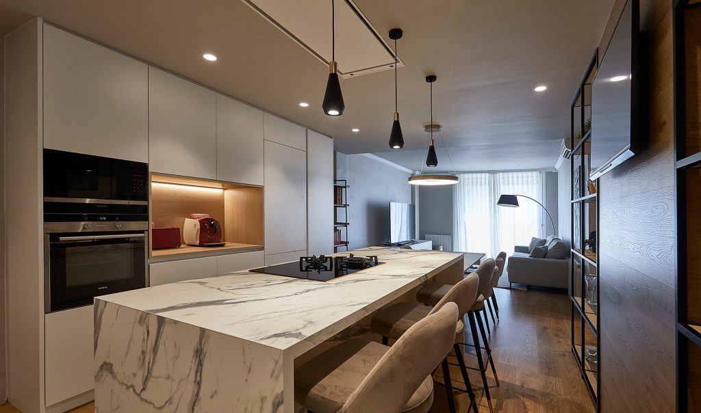 Isla de cocina en espacio abierto