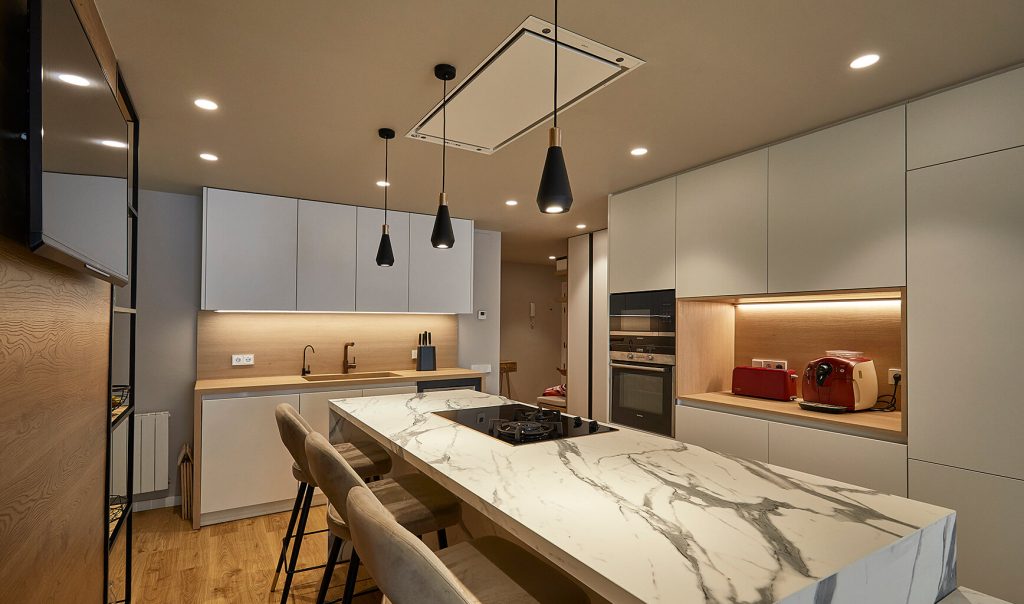 Isla de cocina con efecto mármol