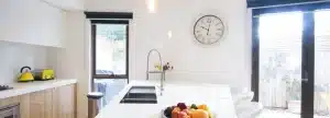 Diseño de cocina blanca con isla por Selarom