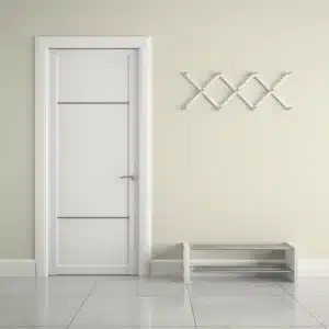 Vestíbulo elegante con puerta blanca