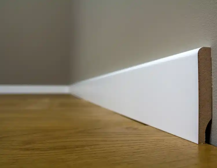 Zócalo blanco clásico con moldura decorativa
