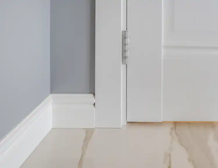 Zócalo blanco estándar liso de MDF