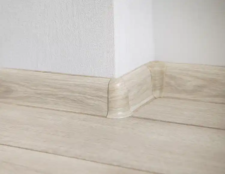 Zócalo blanco moderno y minimalista